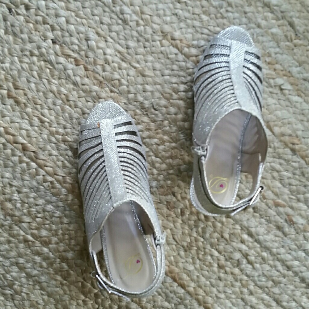 Shoes - Picture 5 of 6